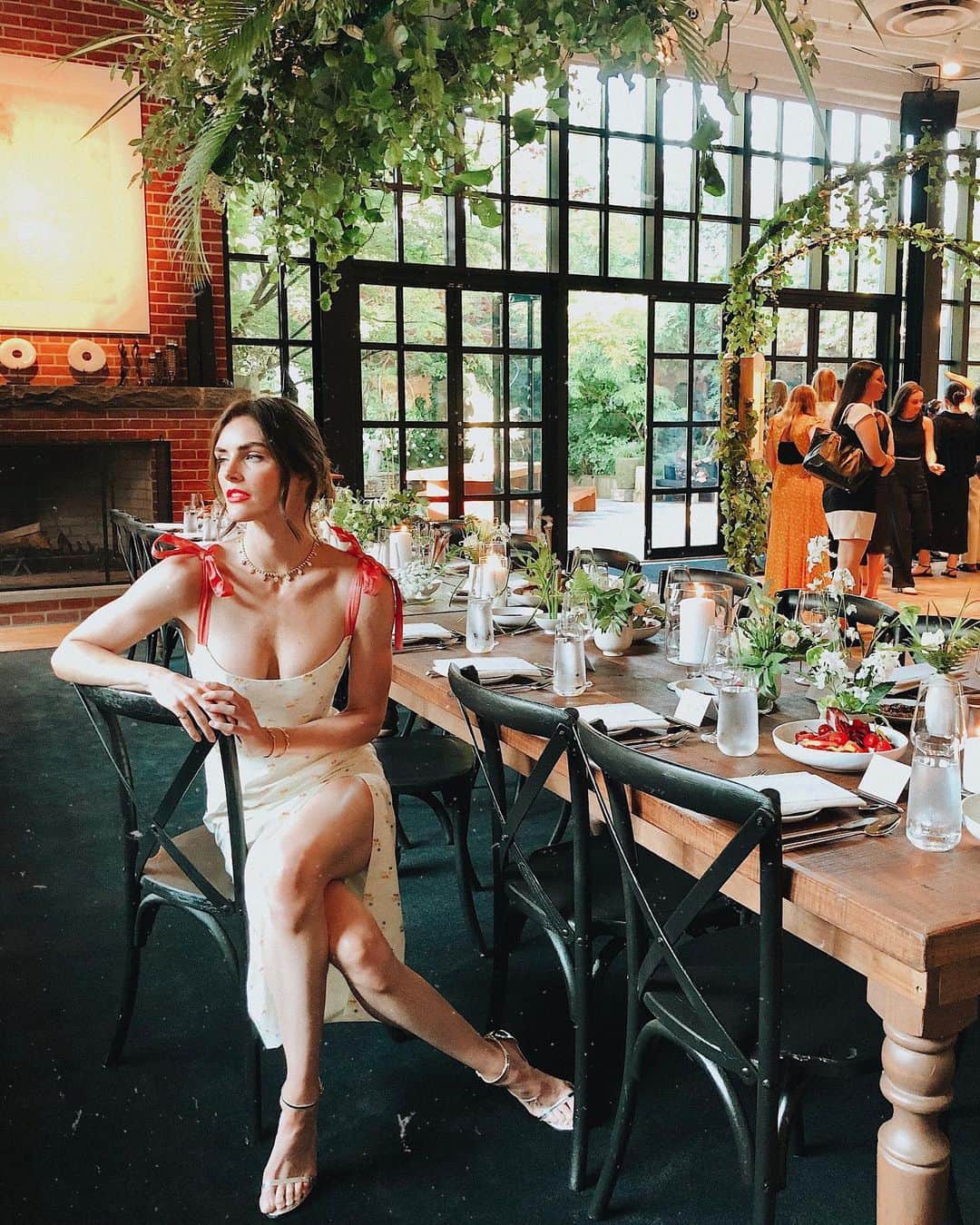 ヒラリー・ローダのインスタグラム：「the perfect summer dinner with lush greenery all around 🌿🌷」