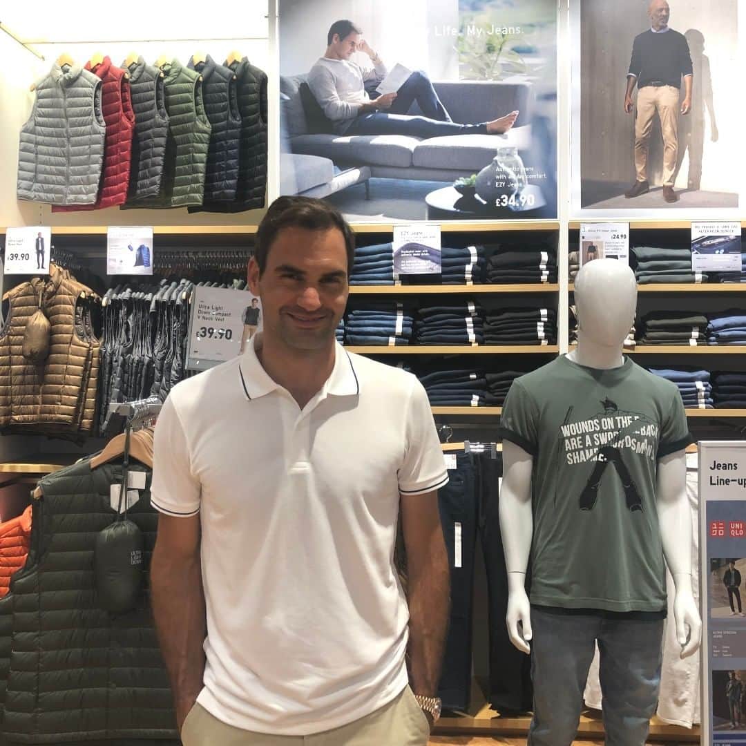 UNIQLO UKさんのインスタグラム写真 - (UNIQLO UKInstagram)「You never know who you'll meet when you're out shopping! This week @rogerfederer popped into our Wimbledon store to pick up some supplies for the upcoming tournament. #GOROGER #rogerfederer #UNIQLO #LifeWear」6月28日 1時02分 - uniqlo_uk