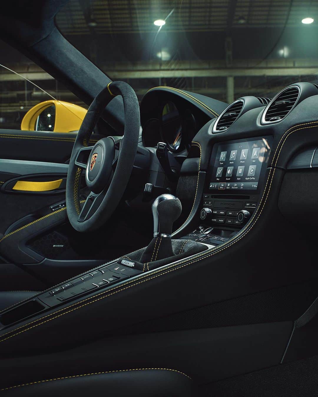 Porscheさんのインスタグラム写真 - (PorscheInstagram)「The 718 Cayman GT4's sporty and uncompromising exterior look is maintained throughout its interior design. The black interior with Alcantara elements plus decorative silver stitching, adds a particularly high-quality appearance and feel to the interior. #Porsche #718CaymanGT4 __ Combined fuel consumption in accordance with EU 6: 718 Cayman GT4: 10.9l/100 km; CO2 emissions 249 g/km」6月28日 1時00分 - porsche