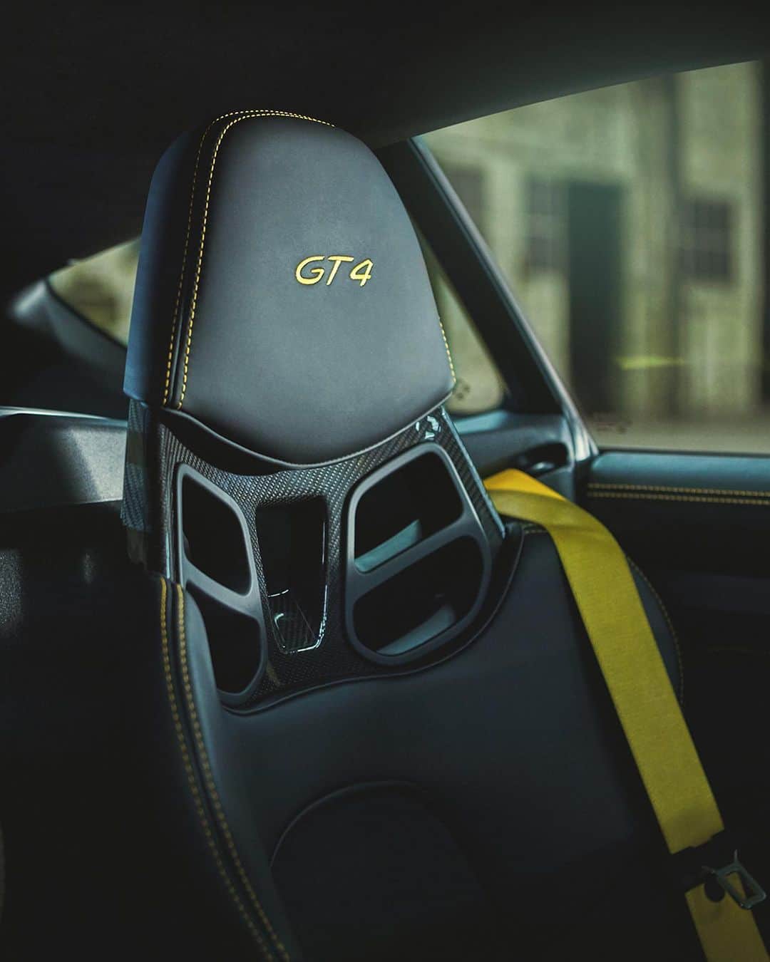 Porscheさんのインスタグラム写真 - (PorscheInstagram)「The 718 Cayman GT4's sporty and uncompromising exterior look is maintained throughout its interior design. The black interior with Alcantara elements plus decorative silver stitching, adds a particularly high-quality appearance and feel to the interior. #Porsche #718CaymanGT4 __ Combined fuel consumption in accordance with EU 6: 718 Cayman GT4: 10.9l/100 km; CO2 emissions 249 g/km」6月28日 1時00分 - porsche
