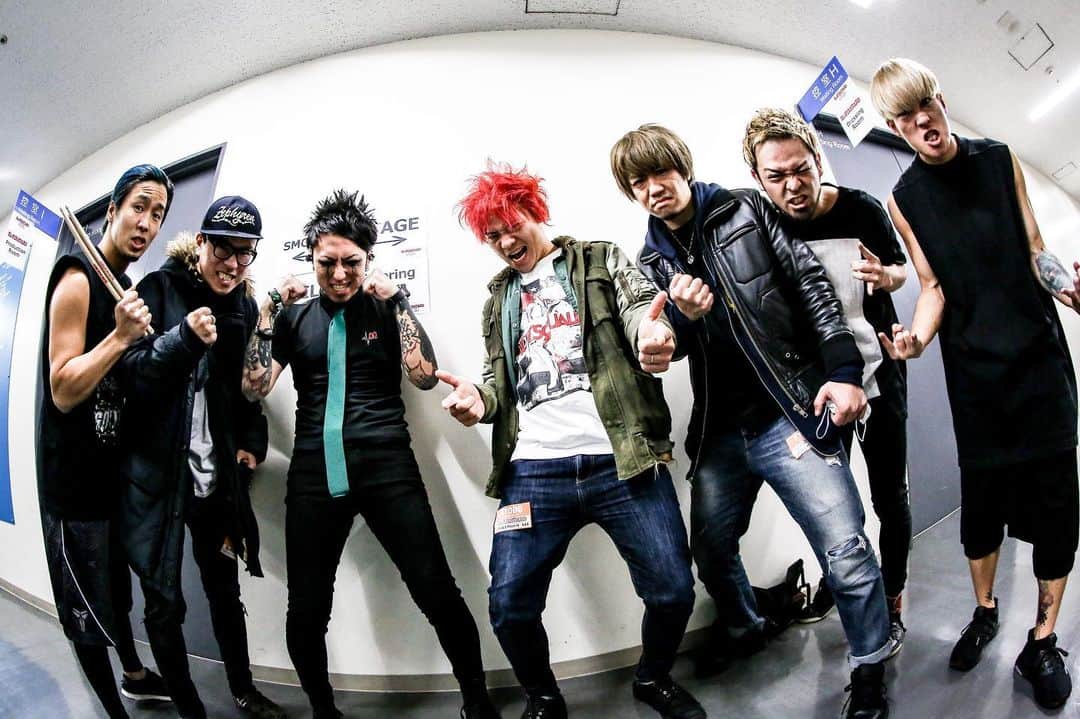 のインスタグラム：「. 先日のDEAD POP FESまだ余韻でもありますが、写真ぜ〜んぜん撮ってなかったから、フォルダ見返してたら発見した出しそびれてたこれをあげてみようかしら笑。  ハイスタのTHE GIFT TOURの福岡編に遊びに行ったときに。その時のゲストのSiMと撮ったやーつw  photo by 誰だったっんだろう？とても贅沢な方に撮ってもらった気もする...…w  #deadpopfestival #2019 #SiM #hotsquall #thegifttour2017」
