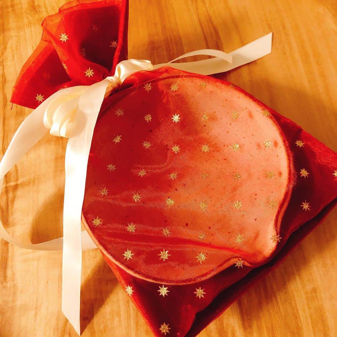川田裕美さんのインスタグラム写真 - (川田裕美Instagram)「井上咲楽ちゃんから、バースデープレゼント🎁益子焼の器✨✨🍽 何を入れようかなぁ🎶 咲楽ちゃんは本当に素晴らしい娘さん✨いつもありがとう✨😊💕」6月28日 1時11分 - hiromikawata163