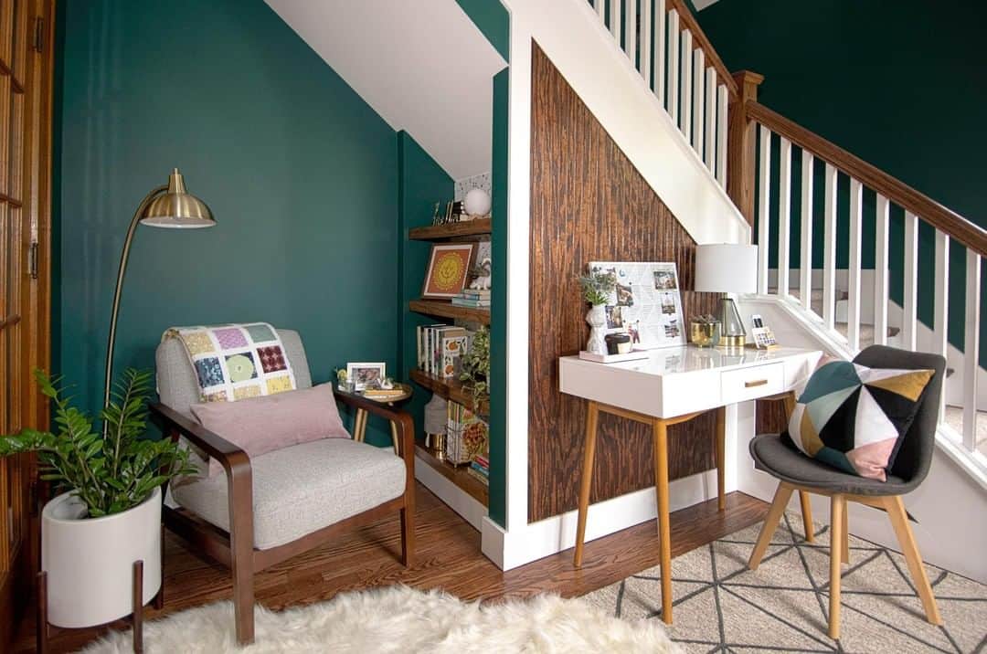 HGTVさんのインスタグラム写真 - (HGTVInstagram)「That awkward nook under your stairs? Turn it into a hub of productivity. See how one of our editors reclaimed her corner space and transformed it into a home office. Shop this look at the link in our bio. . . . #homeoffice #makeover #interiordesign #accessories」6月28日 1時04分 - hgtv