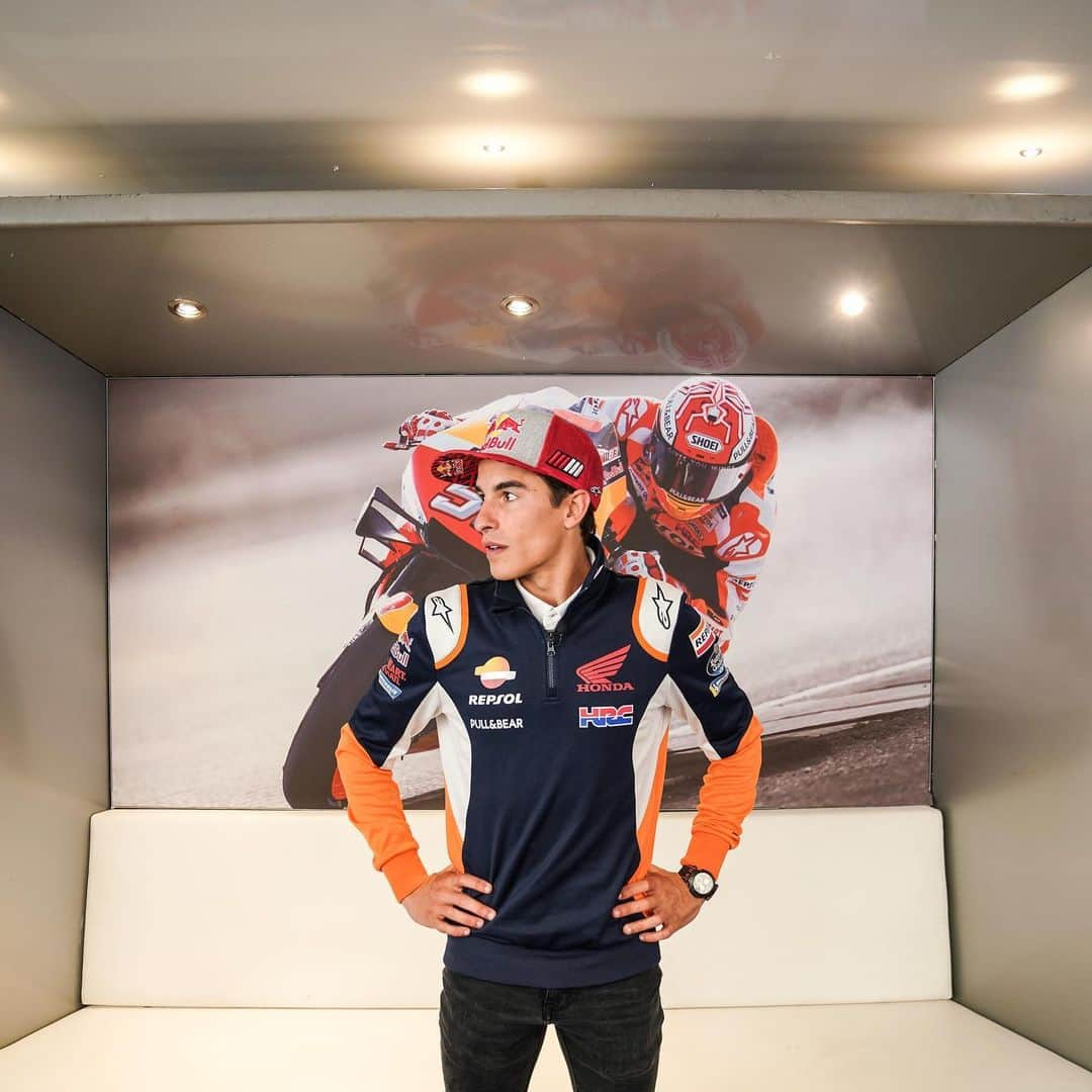 レプソル・ホンダさんのインスタグラム写真 - (レプソル・ホンダInstagram)「In the spotlight 🔦 ⠀⠀⠀⠀⠀⠀⠀⠀⠀ #DutchGP #25RepsolHonda #Repsol #MotoGP #Honda #Racing #RepsolHonda #HRC #RC213V #MM93 #JL99 #MarcMarquez #JorgeLorenzo #ThePowerOfDreams #Motorcycle #Holland #Assen #Netherlands #PressDay #Speaking #Talking #PressConference」6月28日 1時05分 - hrc_motogp