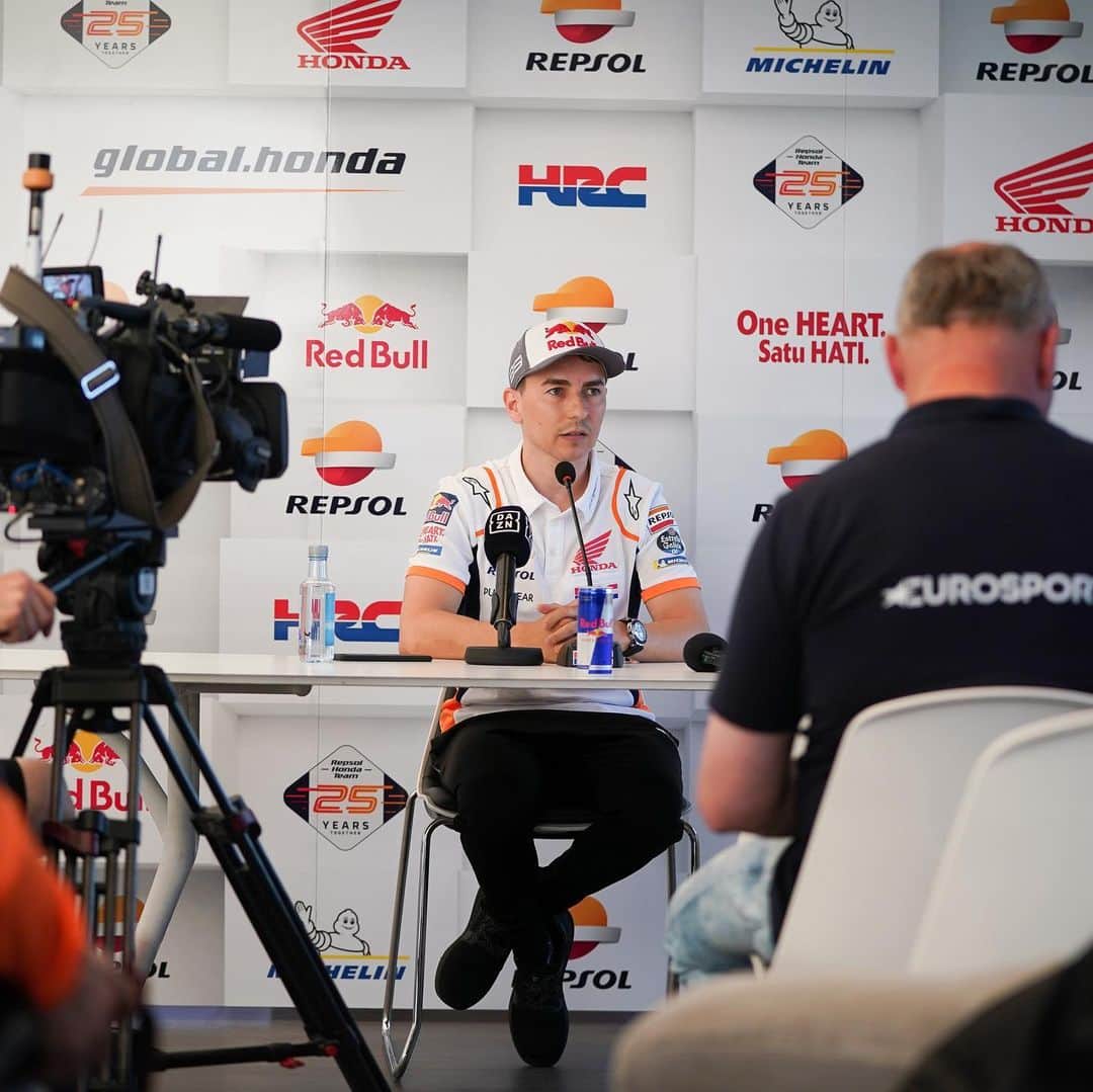 レプソル・ホンダのインスタグラム：「In the spotlight 🔦 ⠀⠀⠀⠀⠀⠀⠀⠀⠀ #DutchGP #25RepsolHonda #Repsol #MotoGP #Honda #Racing #RepsolHonda #HRC #RC213V #MM93 #JL99 #MarcMarquez #JorgeLorenzo #ThePowerOfDreams #Motorcycle #Holland #Assen #Netherlands #PressDay #Speaking #Talking #PressConference」