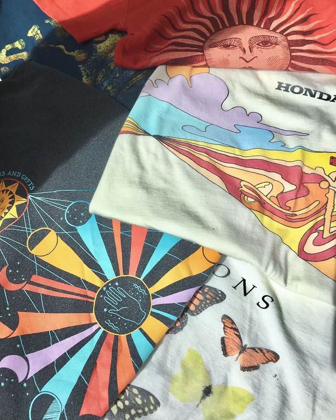 のインスタグラム：「The summer tee rotation via @_jelian + @UOHawaii. #UOonYou」
