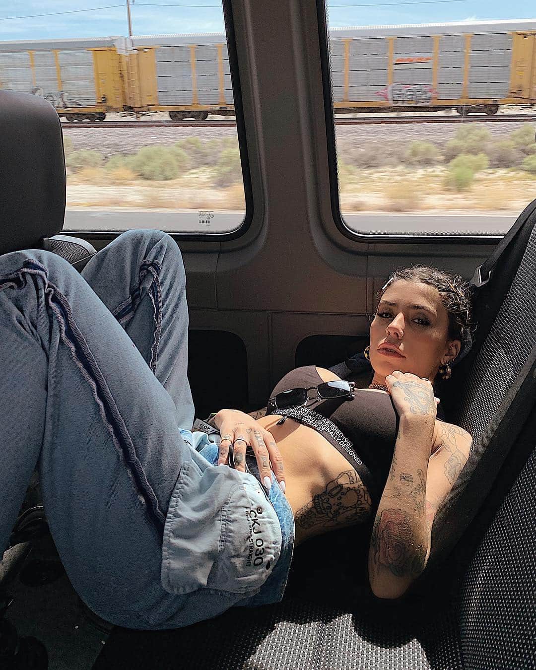 のインスタグラム：「#Thursday vibes 〰️ ⠀⠀⠀⠀⠀⠀⠀⠀ @gabrielarippi leans into National #SunglassesDay 🕶 with #CALVINKLEIN 📸: @lurippi ⠀⠀⠀⠀⠀⠀⠀⠀ Tap to shop ⤴️」