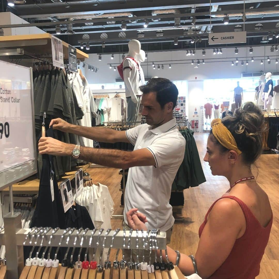 UNIQLO UKさんのインスタグラム写真 - (UNIQLO UKInstagram)「You never know who you'll meet when you're out shopping! This week @rogerfederer popped into our Wimbledon store to pick up some supplies for the upcoming tournament. #GOROGER #rogerfederer #UNIQLO #LifeWear」6月28日 1時07分 - uniqlo_uk