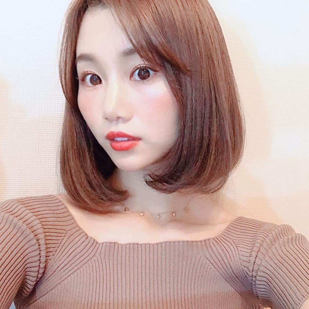 のインスタグラム：「髪色新しくしたよ💓✨ 今までオレンジにしてたんだけど 今度はオレンジをうすーくして くすんだ茶色！アッシュブラウンに戻したいって無茶なお願いをしたらちゃんと綺麗なアッシュブラウンに戻りました😍🤝(3枚目の動画がわかりやすいかな) * オレンジを消すために コバルトブルーっていう新色、 青みを多めにしてくれたみたい！♡ 透け感のあるブラウンがやっぱり好き💓💓 * そして前髪伸ばし中…… * ヘアチェンジ載せると 沢山質問を頂くのですが ほぼカットなどおまかせ☺️🤣 ただ今はちょっぴり伸ばし中なので、毛先がはねないように重めにして少し前下がり💭 * @shumore_azusa  鈴木ちゃんにお問い合わせどうぞ💓 * #アッシュカラー #芝浦#六本木#美容室#安い#ここのベッドスパオススメ#顔が一回りちっちゃくなる#視界が広くなる#カラー上手 #ヘアチェンジ#hair#シュモレピアーズ#芝浦店」