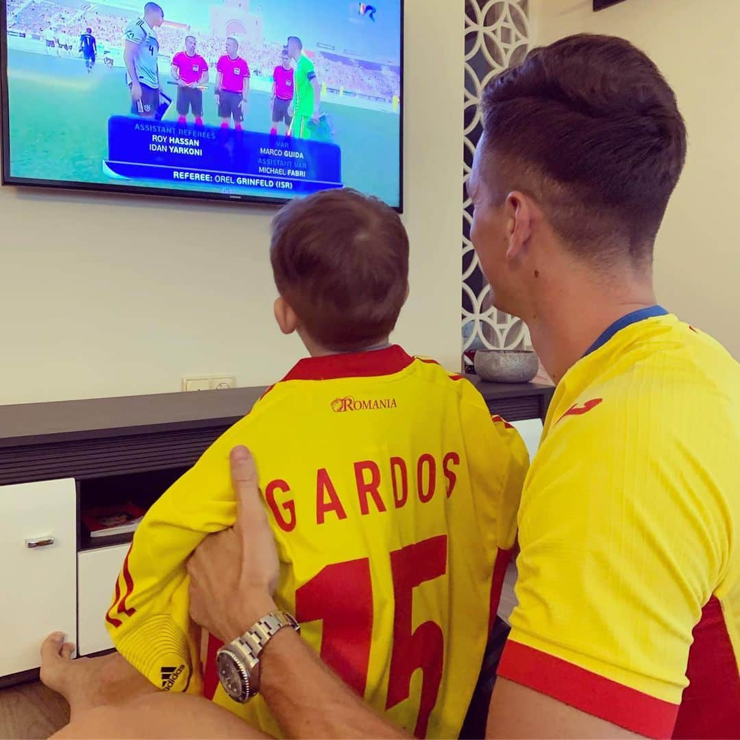 フローリン・ガルドシュさんのインスタグラム写真 - (フローリン・ガルドシュInstagram)「Pregătiți de meci ⚽️ Hai România! 🇷🇴 ⠀⠀⠀⠀⠀⠀⠀⠀⠀⠀⠀⠀⠀⠀⠀⠀⠀⠀⠀⠀⠀⠀⠀⠀⠀⠀⠀⠀⠀⠀⠀⠀⠀⠀⠀⠀⠀⠀⠀⠀⠀⠀⠀⠀⠀⠀⠀⠀⠀⠀⠀⠀⠀⠀⠀⠀⠀⠀⠀⠀⠀⠀⠀⠀⠀⠀⠀⠀⠀⠀⠀⠀⠀⠀⠀⠀⠀⠀⠀⠀⠀⠀⠀⠀⠀⠀⠀⠀⠀⠀⠀⠀⠀⠀⠀⠀⠀⠀⠀⠀⠀⠀⠀⠀⠀⠀⠀⠀⠀⠀⠀⠀⠀⠀⠀⠀⠀⠀⠀⠀⠀⠀⠀⠀⠀⠀⠀⠀⠀⠀⠀⠀⠀⠀⠀⠀⠀⠀⠀⠀⠀⠀⠀⠀⠀⠀⠀⠀⠀⠀⠀⠀⠀⠀⠀⠀⠀⠀⠀⠀⠀⠀⠀⠀⠀⠀⠀⠀⠀⠀⠀⠀⠀⠀⠀⠀⠀⠀⠀⠀⠀⠀⠀⠀⠀⠀⠀⠀⠀⠀⠀⠀⠀⠀⠀⠀⠀⠀⠀⠀⠀⠀⠀⠀⠀⠀⠀⠀⠀⠀⠀⠀⠀⠀⠀⠀⠀⠀⠀⠀⠀⠀⠀⠀⠀⠀⠀⠀⠀⠀⠀⠀⠀⠀⠀⠀⠀⠀⠀⠀⠀⠀⠀⠀⠀⠀⠀⠀⠀⠀⠀⠀⠀⠀⠀⠀⠀⠀⠀⠀⠀⠀⠀⠀⠀⠀⠀⠀⠀⠀⠀⠀⠀⠀⠀⠀⠀⠀⠀⠀⠀⠀⠀⠀⠀⠀⠀⠀⠀⠀⠀⠀⠀⠀⠀⠀⠀⠀⠀⠀⠀⠀⠀⠀⠀⠀⠀⠀⠀⠀⠀⠀⠀⠀⠀⠀⠀⠀⠀⠀⠀⠀⠀⠀⠀⠀⠀⠀⠀⠀⠀⠀⠀⠀⠀⠀⠀⠀⠀⠀⠀⠀⠀⠀⠀⠀⠀⠀⠀⠀⠀⠀⠀⠀⠀⠀⠀⠀⠀⠀⠀⠀⠀⠀⠀⠀⠀⠀⠀⠀⠀⠀⠀⠀⠀⠀⠀⠀⠀⠀⠀⠀⠀⠀ ⠀⠀⠀⠀⠀⠀⠀⠀⠀⠀⠀⠀⠀⠀⠀⠀⠀⠀⠀⠀⠀⠀⠀⠀⠀⠀⠀ ⠀⠀⠀⠀⠀⠀⠀⠀⠀⠀⠀⠀⠀⠀⠀⠀⠀⠀⠀⠀⠀⠀⠀⠀⠀⠀⠀ ⠀⠀⠀⠀⠀⠀⠀⠀⠀⠀⠀⠀⠀⠀⠀⠀⠀⠀⠀⠀⠀⠀⠀⠀⠀⠀⠀ ⠀⠀⠀⠀⠀⠀⠀⠀⠀⠀⠀⠀⠀⠀⠀⠀⠀⠀⠀⠀⠀⠀⠀⠀⠀⠀⠀⠀⠀⠀⠀⠀⠀⠀⠀⠀ #u21europeanchampionship #u21 #hairomania #echipanationala #gardos #bebegardos #june2019 #satumare #romania」6月28日 1時09分 - floringardos