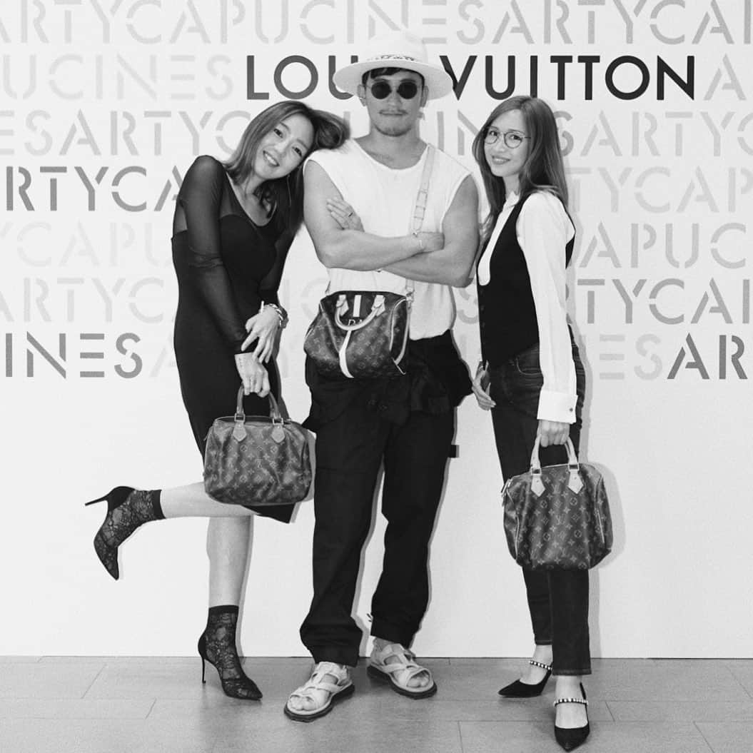 三浦大地さんのインスタグラム写真 - (三浦大地Instagram)「LOUIS VUITTON ARTY CAPUCINES Reception in Daikanyama  6人のアーティストがLVのアイコンバッグCAPUCINESをキャンバスにアートコラボレーションをしたポップアップが明日から開催という事でレセプションにお邪魔してきました。  ファッションとアートの境。  そんなのどうでもよくって、ただ楽しもうよ、なんて思えた展示でした。  そして一緒に行った友達3人揃って偶然にも同じサイズのスピーディw  #louisvuitton #lv #capucines #artycapucines」6月28日 1時10分 - daichi_1127