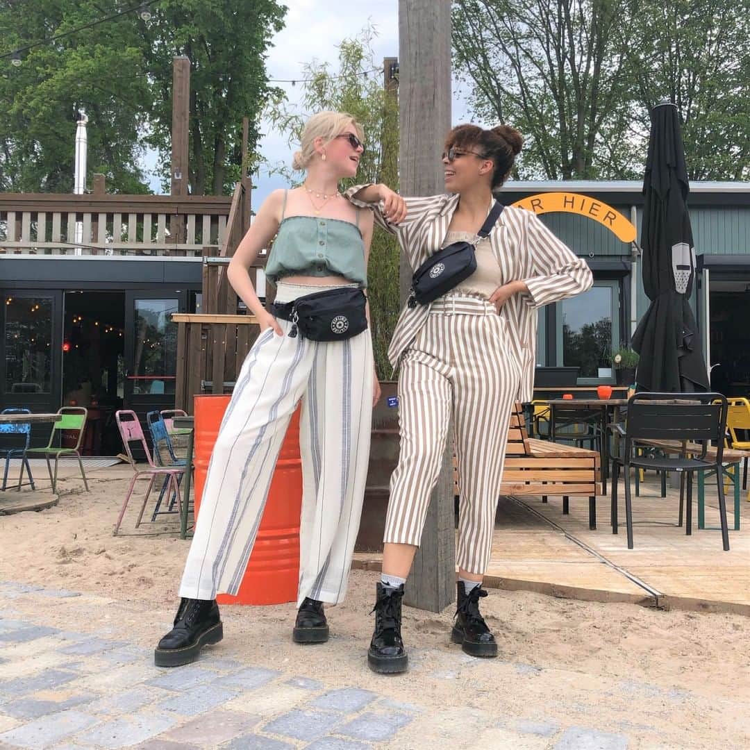 のインスタグラム：「Partners in crime! @xlisadam and @lianaadenise twinning 👯」