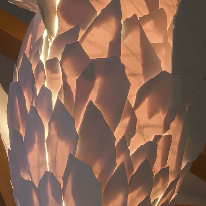 のインスタグラム：「#ExhibitionForNotreDame: Frank Gehry's 2013 sculpture, "Untitled (Hong Kong V C)," features in “An Exhibition for Notre-Dame” at Gagosian, Paris. The show, which honors the reconstruction of the Cathédrale Notre-Dame de Paris, is on view through July 27.  Gehry creates both sculpture and furniture, which similarly reflect his concern with inventive forms made from unexpected materials. The fish has been a recurring motif in his body of work, recognizable in the undulating, curvilinear forms of his architecture as well as various sculpture projects. For inquiries regarding available works, please contact notredame@gagosian.com, or send us a direct message. __________ #NotreDame #RebuildNotreDame #Gagosian #FrankGehry Frank Gehry, "Untitled (Hong Kong V C)," 2013, metal wire, ColorCore formica, and silicone on wood base, 51 1/4 × 88 1/4 × 51 1/4 inches (130 × 224 × 130 cm) © Frank Gehry」