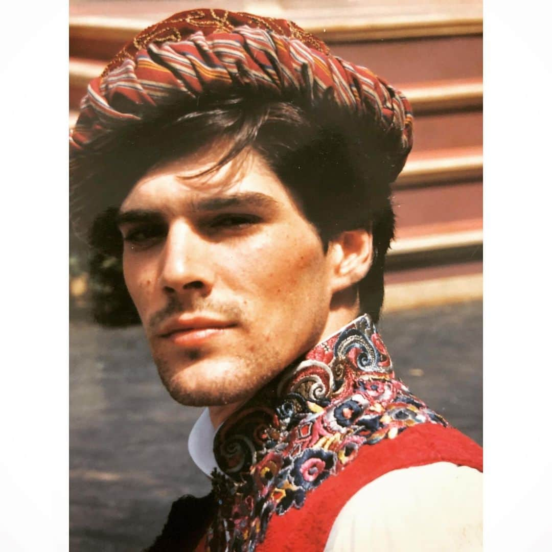 トーマス・ギブソンのインスタグラム：「overdressed in the 80’s once again #tbt #newyorkshakespearefestival」