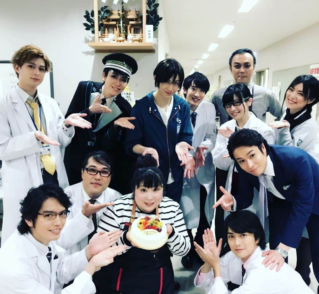 愛純もえりのインスタグラム：「舞台 囚われのパルマ-失われた記憶- 東京初日迎えました〜💐 . . そして、小林祥子役、頼経明子さんのお誕生日〜💕 めでたいめでたい🎉🎉🎉 . . キャストが12人しかいないのに、 稽古本番含め3人もお誕生日が✨ さすが、皆さんもってるね〜❗️ まぁ私もだけどね💓 . . パルマ味が出せるように私も頑張る💪 相談員の皆様、千秋楽までどうぞ 宜しくお願い致します❗️ #囚われのパルマ  #舞台パルマ #如月涼子」
