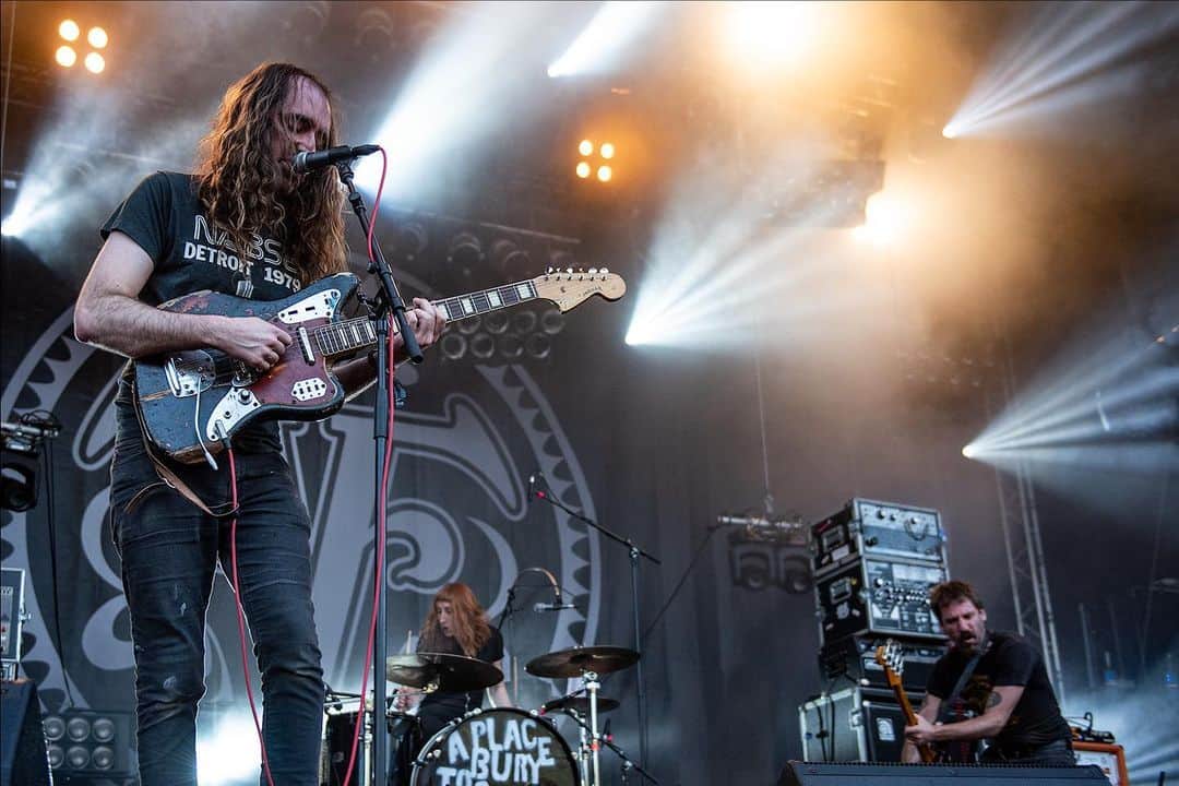 A Place to Bury Strangersのインスタグラム：「Photo from @freakvalleyfestival by @bilshaus #freakvalleyfestival #freakvalley #aptbs #aplacetoburystrangers #oliverackermann #dionlunadon #liabraswell #clemensmitscher #photobylenabils」