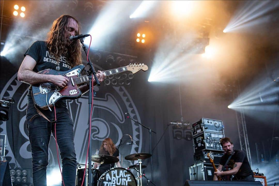 A Place to Bury Strangersさんのインスタグラム写真 - (A Place to Bury StrangersInstagram)「Photo from @freakvalleyfestival by @bilshaus #freakvalleyfestival #freakvalley #aptbs #aplacetoburystrangers #oliverackermann #dionlunadon #liabraswell #clemensmitscher #photobylenabils」6月28日 1時25分 - aptbs