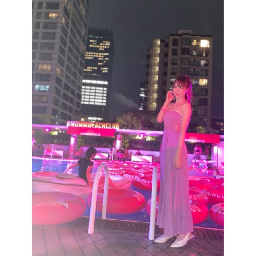 小越しほみさんのインスタグラム写真 - (小越しほみInstagram)「#mummbeachclub いちかるに連れてきてもらったぁ🍸 ・ オサレ空間でどきどきでした🥺💓 いけてるとこ慣れてないから何していいかわからず結果食べてばっかりだった‪‪けど😂 ・ ピンクのリゾートカジュアルがドレスコードだったから @esutoreja のマキシワンピにしてみたよ💘 さすがにいつものリュックにスニーカーじゃ場違いだなと🤣 いちかると朝からLINEで何着てくかずっと話してた‪w‪ ・ 夏になったらプールに入りに来たいなぁ～🏊‍♂️✨ ・ #anaインターコンチネンタル #ホテル #プール #pool #esutoreja #ワンピース #マキシワンピ #ootd #cordinate #リゾートカジュアル」6月28日 1時25分 - shihomi1129