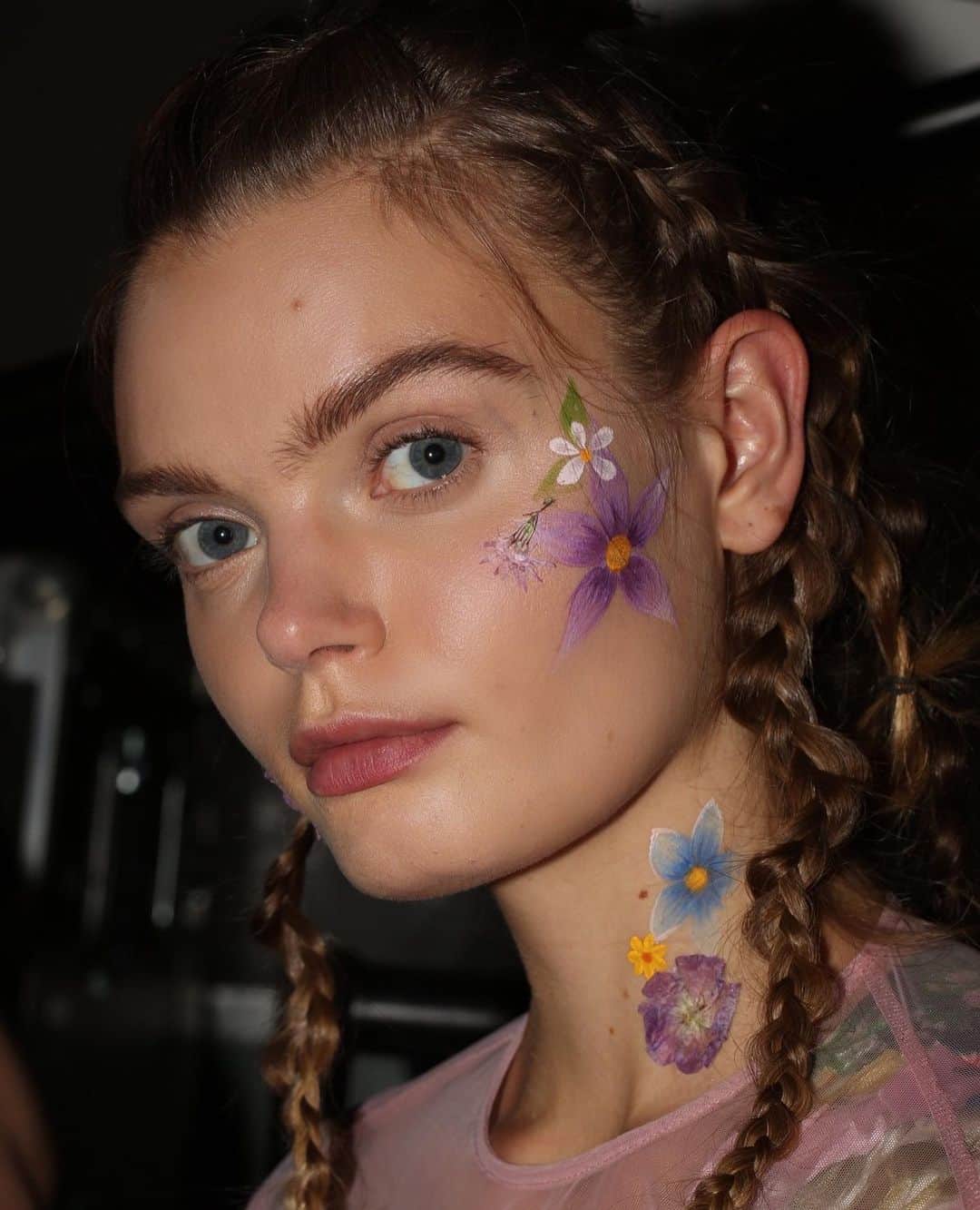 M·A·C Cosmetics UK & Irelandさんのインスタグラム写真 - (M·A·C Cosmetics UK & IrelandInstagram)「FLOWER POWER💥💐⠀ Floral beauty designed by M·A·C Global Senior Artist @dominic_mua for @preenbythorntonbregazzi‘s Fashion in Motion show. 💄Look created using Chromacakes and Fix+ #MACBackstage」6月28日 1時31分 - maccosmeticsuk