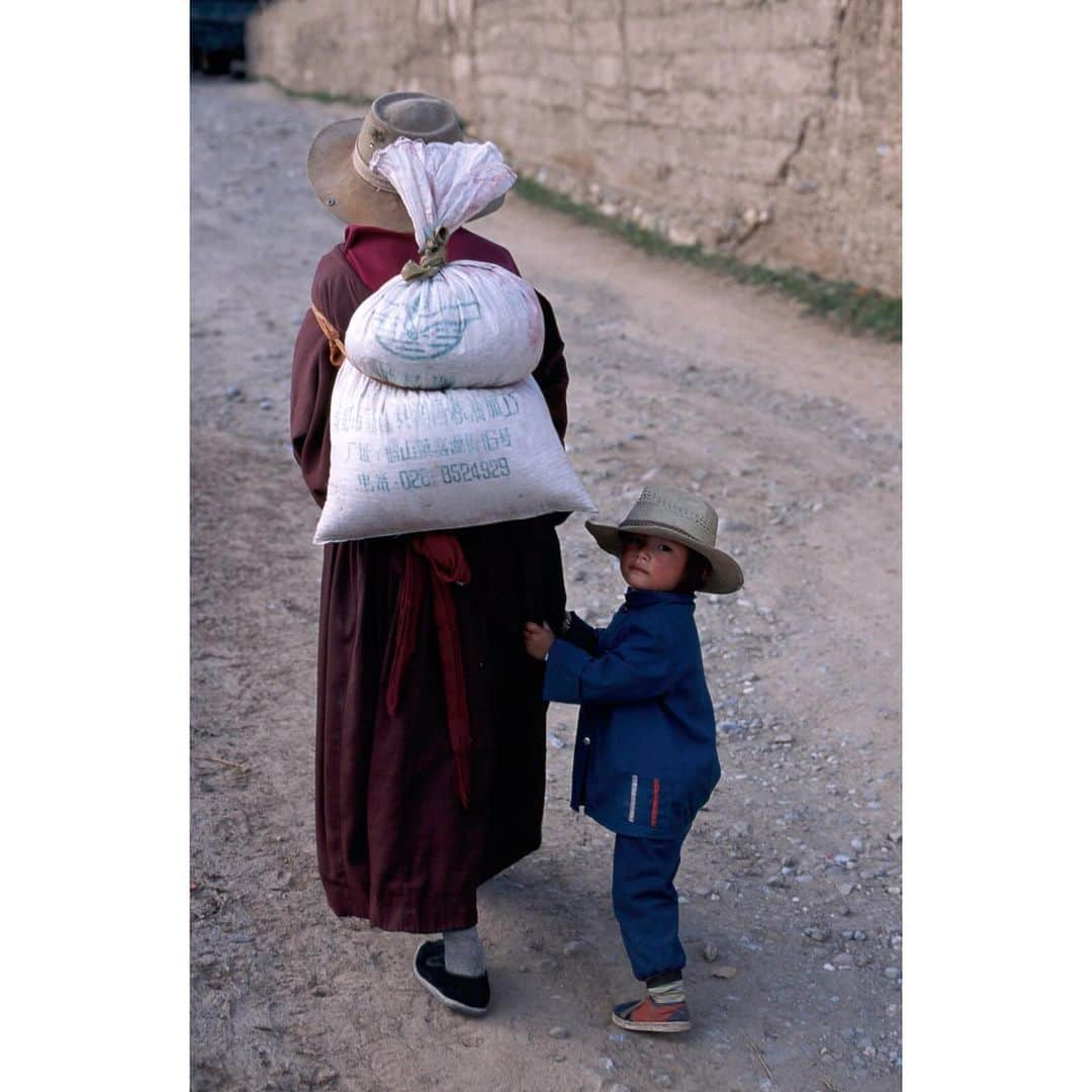 スティーブ・マカリーさんのインスタグラム写真 - (スティーブ・マカリーInstagram)「1st image: Nomad, Tibet, 2001. 2nd image: Labrang Monastery, Xiahe, Tibet, 2000. 3rd image: Yamdrok Tso Lake, Lhasa, Tibet, 2004. 4th image: Novice monk reading his lesson, Kham, Tibet, 1999. 5th image: Kham, Tibet, 1999.」6月28日 1時47分 - stevemccurryofficial