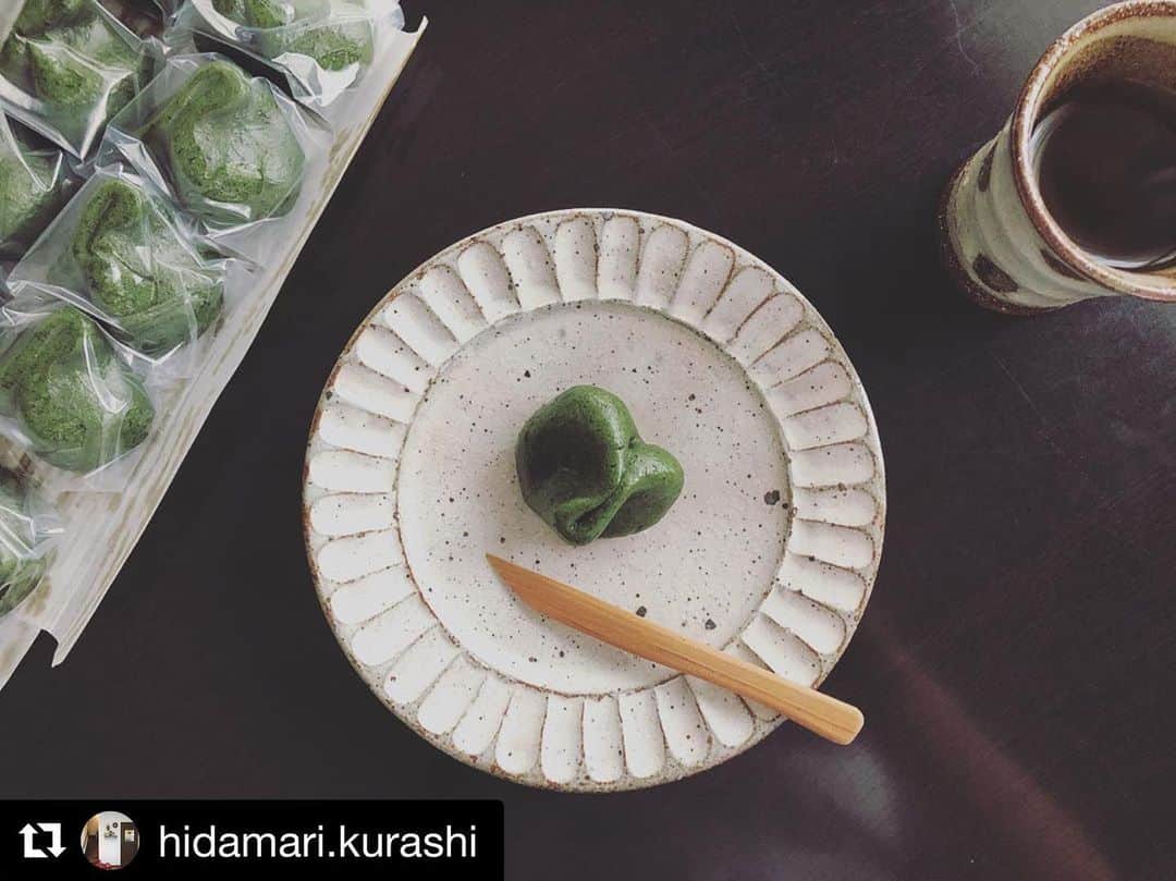 のインスタグラム：「#Repost @hidamari.kurashi with @get_repost ・・・ 今日のおやつ . かつぶんのあねかえし ホント、やっぱりこれですね☺︎ あ、この前、自分で作ったのも美味しかったけどね！ . 実家の母から、送って！！ って言われてたのすっかり忘れてて… ギリギリ、配送の手配を また今年食べてないみなさん〜 今月末までですよ〜 予約は、お早めに〜笑 . . #おやつ #おやつの時間#コーヒー#お茶の時間#スィーツ#大好き#美味しい#楽しい#happy#cake#coffee #cake#sweet #sweets #美味しい#和菓子#teatime #あねかえし#かつぶん#草餅#美濃焼#下呂#萩原#下呂アンバサダー#gerostagram」
