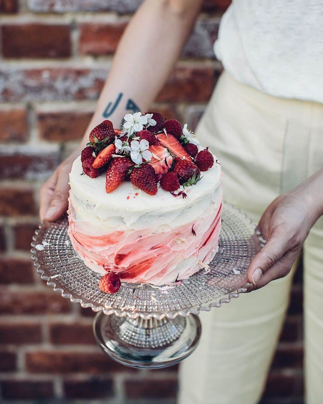 Our Food Storiesさんのインスタグラム写真 - (Our Food StoriesInstagram)「This delicious gluten-free strawberry-raspberry cake is finally on the blog 🍓😋 The perfect treat for a sunny afternoon in the garden for the weekend🌞 Get the recipe via the link in profile. #ourfoodstories  ____ #strawberrycake #glutenfreerecipes #glutenfreeeats #glutenfri #glutenfrei #germanfoodblogger #foodstylist #foodphotographer #saveurmag #fellowmag #houseandgarden #diewocheaufinstagram #theweekoninstagram #simplejoys #summervibes」6月28日 1時43分 - _foodstories_