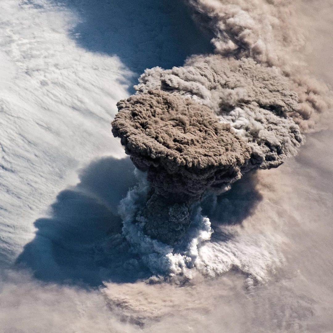 CNNさんのインスタグラム写真 - (CNNInstagram)「This is what an erupting volcano looks like from space 🌋 On Saturday, astronauts at the International Space Station snapped this photo of the Raikoke volcano, which erupted for the first time this week since 1924, according to NASA’s Earth Observatory. Raikoke is an uninhabited volcanic island in the northwest Pacific Ocean. The plume from the eruption may have reached an altitude of 8 miles high, according to the Volcanic Ash Advisory Centers in Tokyo and Anchorage. (📸: Joshua Stevens/ @nasaearth)」6月28日 1時53分 - cnn