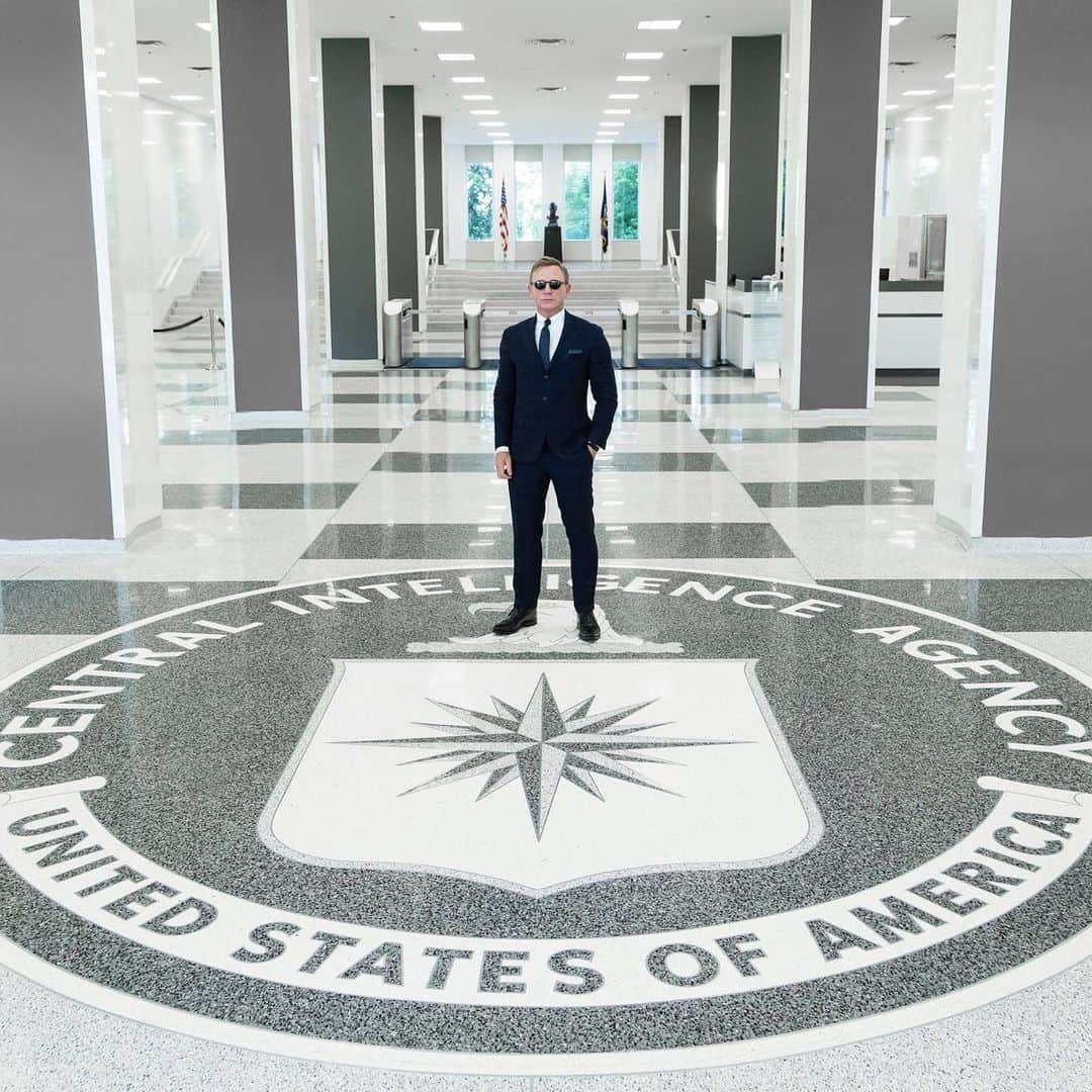CIAさんのインスタグラム写真 - (CIAInstagram)「#Throwback to this week last year when #DanielCraig paid us a visit to learn about life at a real intelligence agency. Many people get their ideas of CIA from #Hollywood spy movies, so the Agency sometimes hosts producers, actors, and writers to demystify the real-life work that intelligence officers do every day – more ‘cloak’ than ‘dagger.’ . . #007 #JamesBond #shakennotstirred #REELvsREAL」6月28日 1時54分 - cia