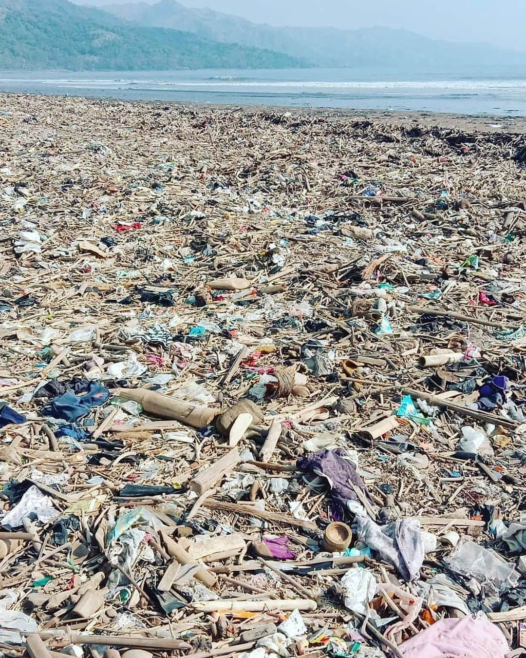 世界プロサーフィン連盟（WSL）さんのインスタグラム写真 - (世界プロサーフィン連盟（WSL）Instagram)「Photos like these taken at Loji Beach in West Java, Indonesia are always hard to see, especially at beaches, but this is the devastating reality of where plastic ends up. It's time for all of us to take action and do our part to help reduce plastic pollution. Join @WSLPURE partner @take3forthesea or visit wslpure.org to learn how to make a positive difference. #StopTrashingWaves Photos: @zulfikardiki_cimaja」6月28日 2時04分 - wsl