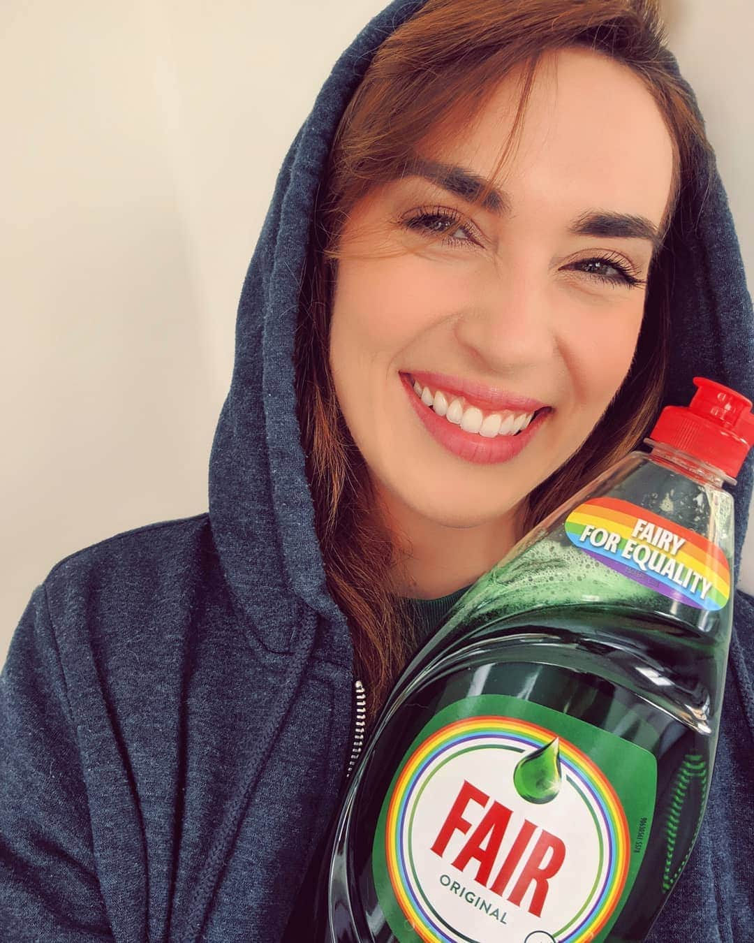 Rose Dixさんのインスタグラム写真 - (Rose DixInstagram)「AD | Guys! It’s pride season and Fairy has dropped its Y to become FAIR! 🌈  Promotional rainbow packs of FAIR will be sold nationwide this July, with a donation from each pack made to LGBTQ+ youth homelessness charity akt ❤️ The funds raised will help progress equality for members of the LGBTQ+ community and help them find a supportive family unit.  By working together, we can help create equality for LGBTQ+ families and ensure a FAIR future for all!  Check out the video created in support of the campaign in my bio!  Now I love washing up more than I ever did 💜💚💛🧡❤️ #FairyForEquality @proctergamble」6月28日 2時00分 - roseellendix