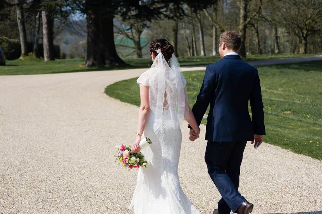のインスタグラム：「“If there is ever even a slight chance at getting something that will make you happy, risk it. Life’s too short and happiness is too rare.” — A.R. Lucas This lovely bride is wearing one of our most loved dresses: the Aleena. Look at that back detail 😍」