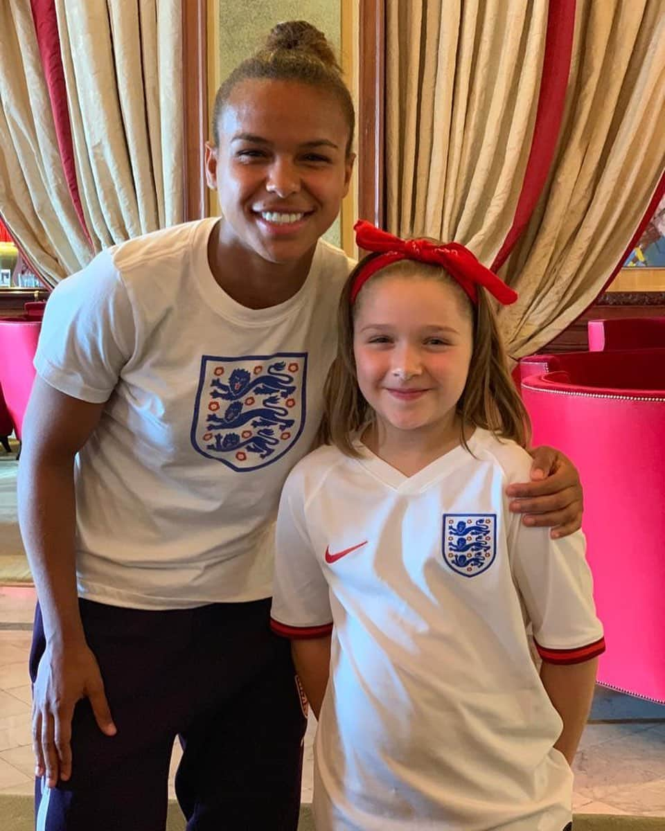 ヴィクトリアベッカムさんのインスタグラム写真 - (ヴィクトリアベッカムInstagram)「Harper so excited to watch the @lionesses tonight and very excited meeting the team and @NikitaParris17 with daddy @davidbeckham 🏴󠁧󠁢󠁥󠁮󠁧󠁿🏴󠁧󠁢󠁥󠁮󠁧󠁿 Best of luck to the girls xxx VB #HarperSeven @Philipneville18」6月28日 2時00分 - victoriabeckham