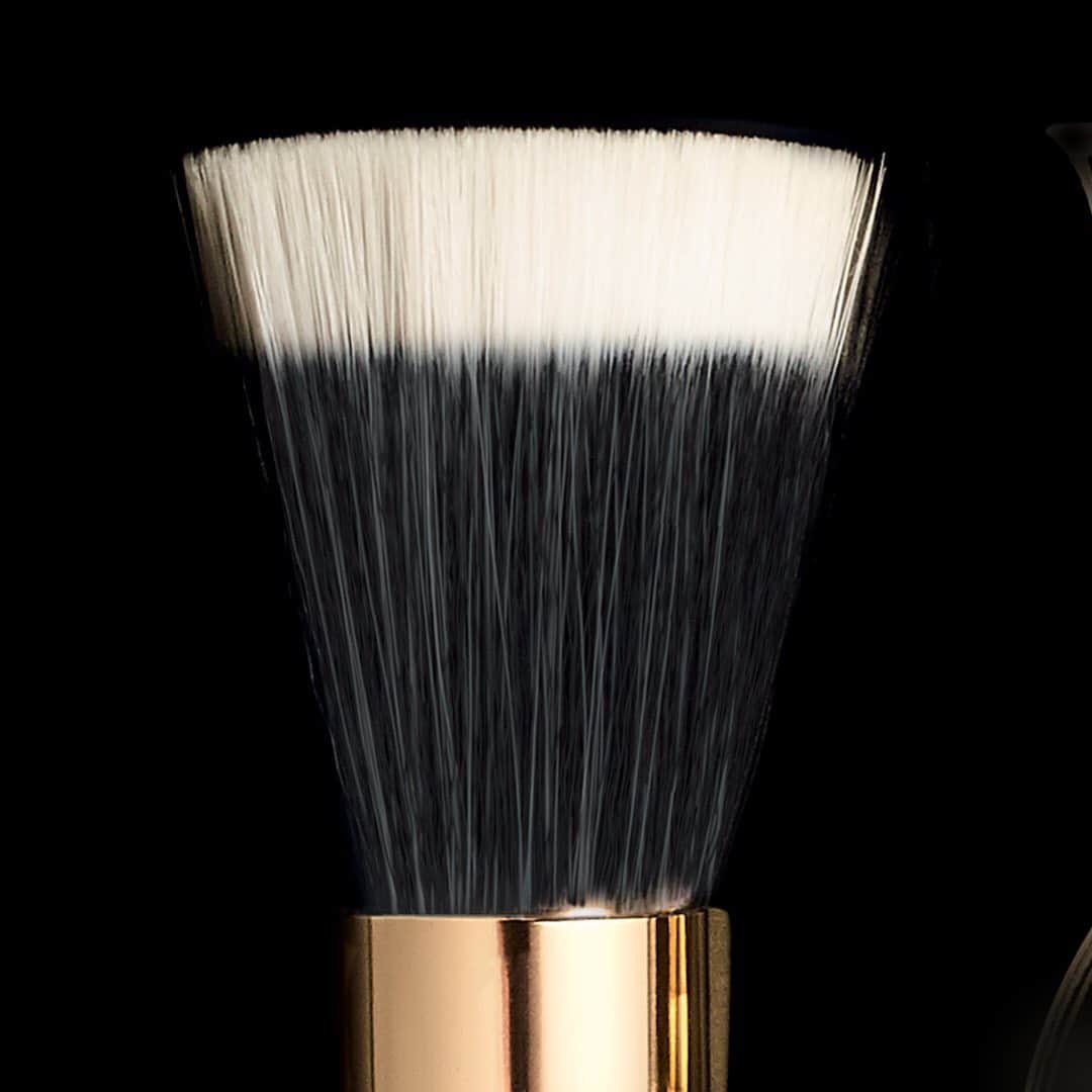 Yves Saint Laurent Beautyさんのインスタグラム写真 - (Yves Saint Laurent BeautyInstagram)「Save the best for last to finish off your ultimate looks. POLISHER FOUNDATION BRUSH N°2 #yslbeauty #makeupbrushes」6月28日 2時05分 - yslbeauty