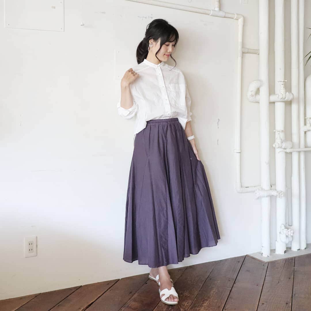 Eri Satoのインスタグラム：「white×purpleコーデ · shirt,skirt: @blancbasque shoes: @titivate · パールボタンが可愛いシャツとお気に入りのスカート💕 · 私がお手伝いしている @blancbasque のトップページのURLからお買い物できます👀 店内一部SALEもしてるのでチェックしてみてね✨ · 昨日は家族で食事に出掛けたら、お迎え途中の @yuchi811 に会ったので結局みんなでご飯食べました😋 やはりご近所に友達が住んでると良いなぁ😁😁😁 · #blancbasque#ブランバスク #fashion#ootd#outfit#code#coordinate#style#ファッション#コーディネート#コーデ#プチプラ#プチプラコーデ#ママコーデ#シンプルコーデ#mamagirl#locari#ママファッション #partegram #親子リンクコーデ愛好家 #l4like#カジュアル#お洒落さんと繋がりたい」