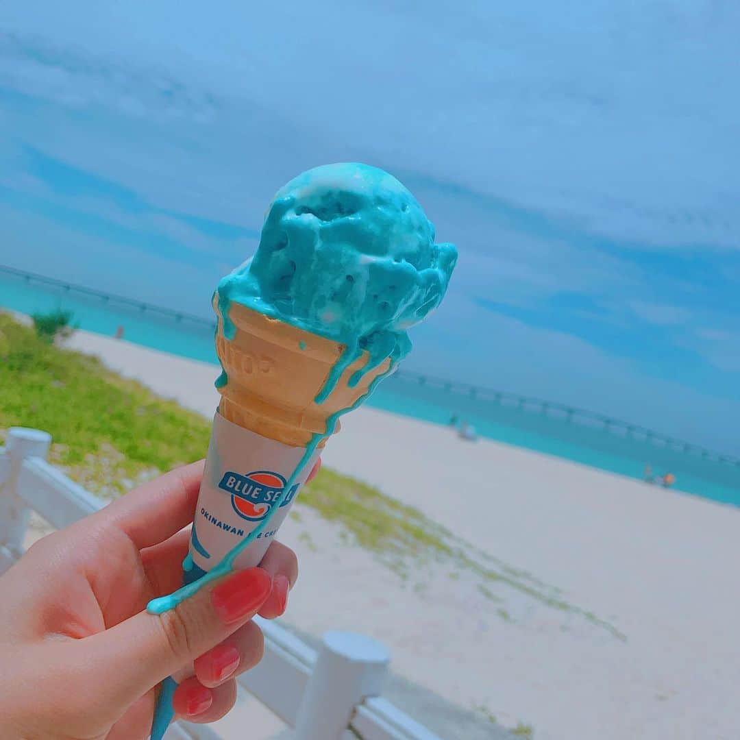 内田 菜々さんのインスタグラム写真 - (内田 菜々Instagram)「* * * 🐬🍨🐳🍧🐬🍨🐳🍧🐬🍨🐳🍧 🐬🍨🐳🍧 * * 沖縄でアイスといったらブルーシールアイスクリーム！暑さでどろどろだけど、ねんどみたいでかわいい。笑 The ice is delicious. 아이스는 맛있습니다. * #blueseal #blue #beautifulviews  #アイス #暑さでどろどろ#oceanviews #icecream #japanesegirl #沖縄グルメ #instagood #likeme #f4f #l4l #사진 #여배우 * * my twitter ⇨ naaana_77 🐡 followme🍬 * * 🐬🍨🐳🍧🐬🍨🐳🍧🐬🍨🐳🍧 🐬🍨🐳🍧 * *」6月28日 2時24分 - chocobanaaana