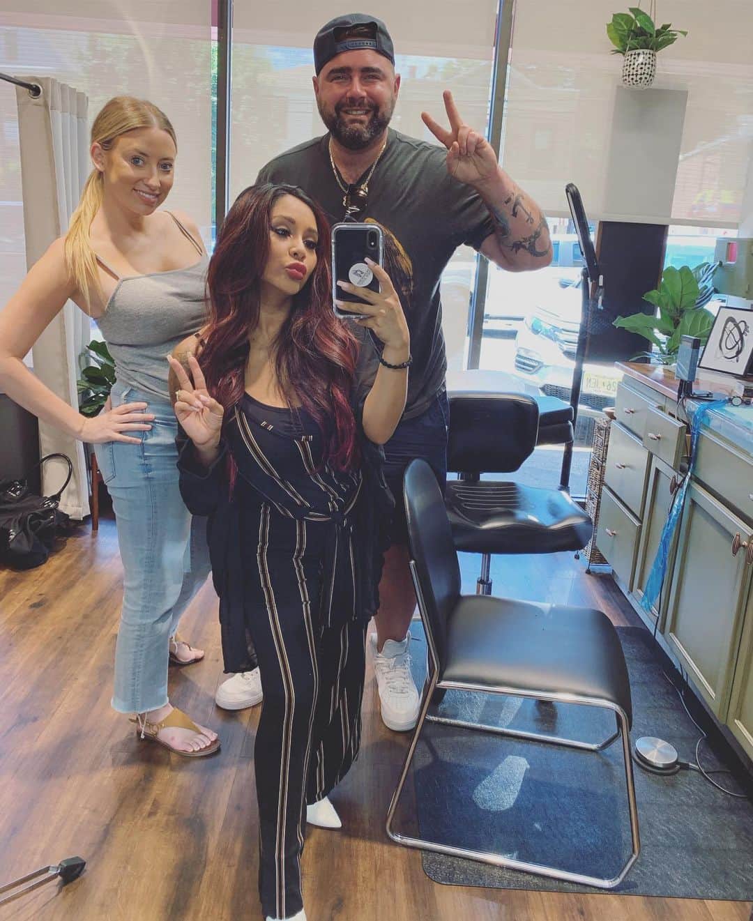 ニコール・ ポリッツィのインスタグラム：「Work day with these nut jobs @misterp79 @makeup_cara 🎥」