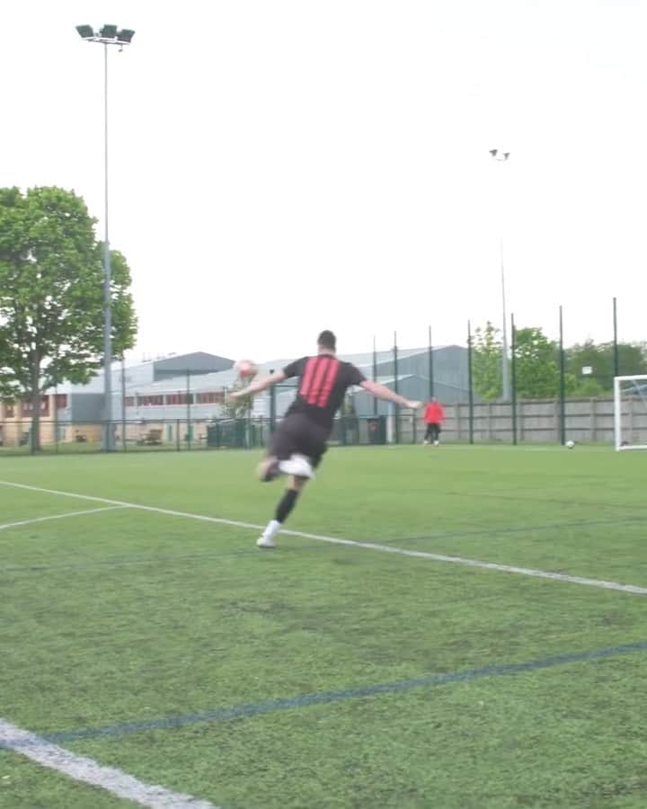 F2Freestylersのインスタグラム：「⚠️😱🚀 POW!! WHAT A VOLLEY!! 🎥 F2 TOP 1️⃣0️⃣ GOALS OF ALL TIME OUT NOW ON YOUTUBE 🔗 Link in bio」