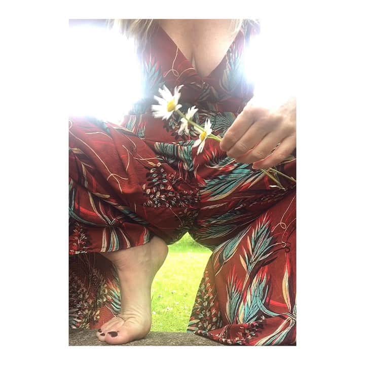 JO BAKERのインスタグラム：「Picking daisies in the garden... never gets old! #englishsummer #englishgarden #🇬🇧 #jobakermakeupartist #offduty」