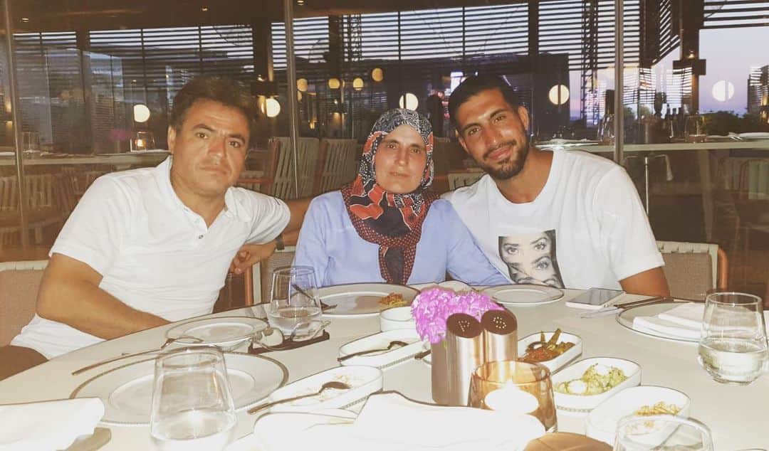 エムレ・カンのインスタグラム：「My L I F E♥️ #EC23 #familyovereverything #weCan #iCan」