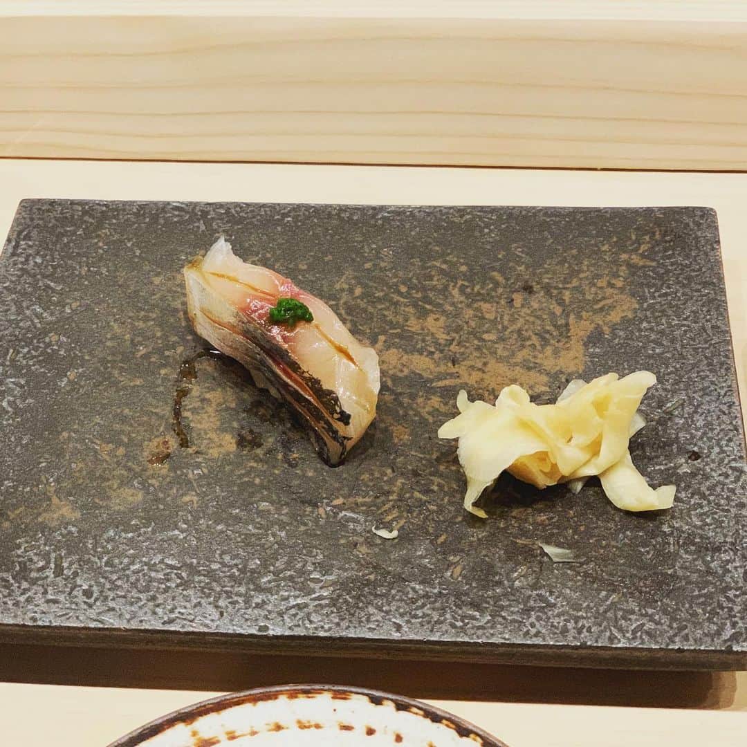 エバン・ロンゴリアさんのインスタグラム写真 - (エバン・ロンゴリアInstagram)「This is remainder of the pieces from the beautiful omakase at Kinjo on Polk. There is tsuri aji, ji kinmedai with the light torch in progress and our dessert plate of ice cream and Japanese fruit sorbet. What a wonderful meal. Congrats on the Michelin Star. Well deserved! #kinjosushi #kinjosf #sushi #datenight」6月28日 2時34分 - evan.longoria3