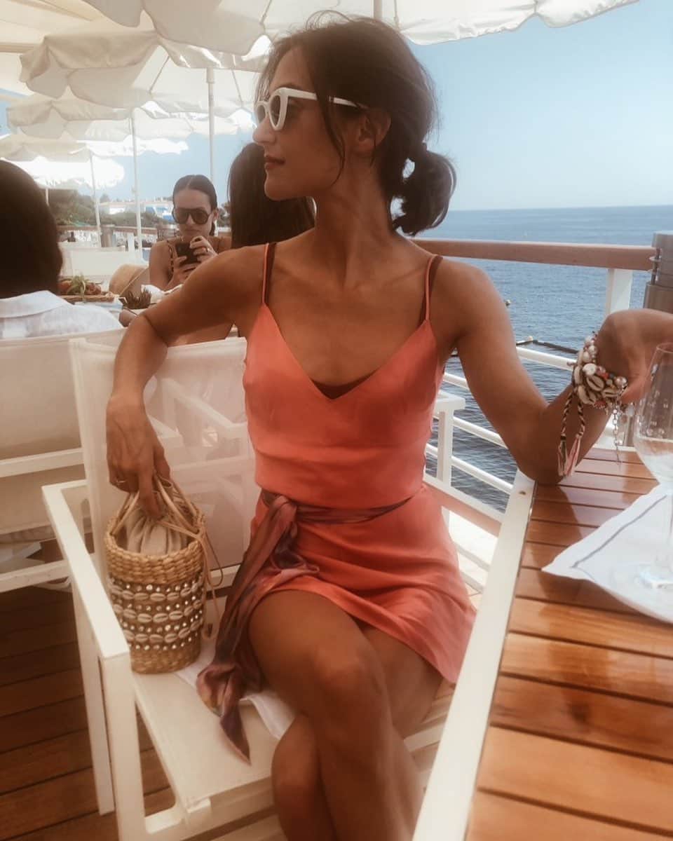 ダニジョーのインスタグラム：「Lunch Break ☀️🌸🏖 @danielleasnyder in our summer staple, the NEW Coral mini • tap to shop」