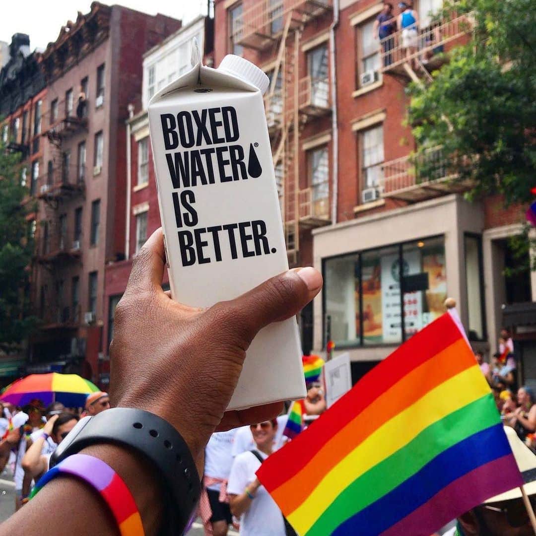 BoxedWaterさんのインスタグラム写真 - (BoxedWaterInstagram)「We can’t wait to celebrate #Pride all weekend long with our partners at @PrideFestivalNYC! NYC friends, come join us at the @JavitsCenter to party with DJs like @KygoMusic. 100% of net proceeds benefit charities - @LifeBeat, @StonewallGives, and @TrevorProject. #PartyWithAPurpose 🎉🏳️‍🌈 Head to @PrideFestivalNYC for more details! #PrideFestival #BoxedWaterIsBetter 📷: @feedremeice」6月28日 2時42分 - boxedwater