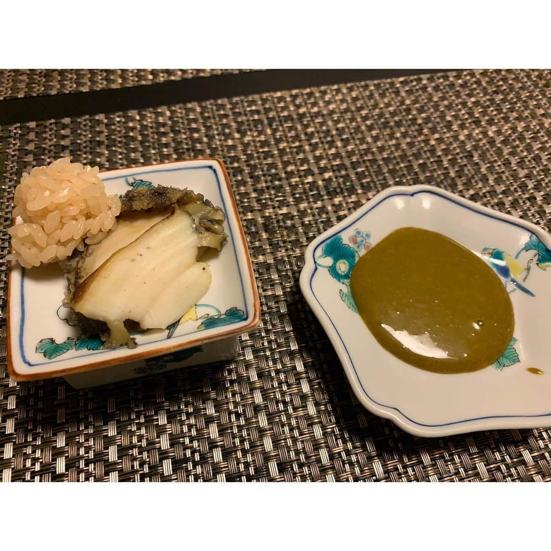 昴生さんのインスタグラム写真 - (昴生Instagram)「晩飯！！ #仕事終わり #お世話になってるスタッフさんに #お寿司連れていってもらいました！ #六本木！ #鯛良 さん！ #金目鯛！ #イカ！ #赤身！ #中トロ！ #大トロ！ #その他もろもろ全てうまい！ #東京の寿司初めてやったけど #ネタうまいし #なんと言っても #シャリがうまい！ #ほんまに米一粒一粒立ってる！ #そして最初に出てくる #ウニの茶碗蒸し！ #痺れた！ #そしてアワビ！ #肝につけて食べて肝ソースが余ったら #シャリと混ぜて食べる！ #なにこれ！ #ドキドキ止まらん！ #ほんで外見たら #東京タワー！ #おいおい！ #夢の中かと思ったわ！ #京都タワー見て落ち着きたいわ！ #カルネ食べて落ち着きたいわ！」6月28日 2時46分 - mikikousei