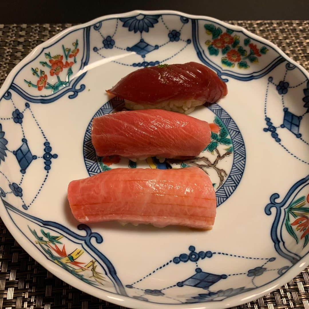 昴生さんのインスタグラム写真 - (昴生Instagram)「晩飯！！ #仕事終わり #お世話になってるスタッフさんに #お寿司連れていってもらいました！ #六本木！ #鯛良 さん！ #金目鯛！ #イカ！ #赤身！ #中トロ！ #大トロ！ #その他もろもろ全てうまい！ #東京の寿司初めてやったけど #ネタうまいし #なんと言っても #シャリがうまい！ #ほんまに米一粒一粒立ってる！ #そして最初に出てくる #ウニの茶碗蒸し！ #痺れた！ #そしてアワビ！ #肝につけて食べて肝ソースが余ったら #シャリと混ぜて食べる！ #なにこれ！ #ドキドキ止まらん！ #ほんで外見たら #東京タワー！ #おいおい！ #夢の中かと思ったわ！ #京都タワー見て落ち着きたいわ！ #カルネ食べて落ち着きたいわ！」6月28日 2時46分 - mikikousei