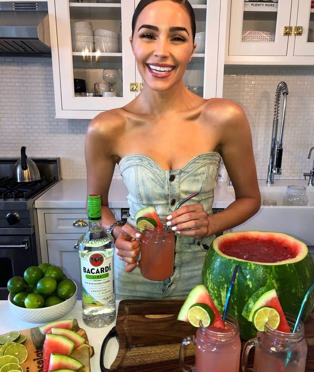 オリビア・カルポさんのインスタグラム写真 - (オリビア・カルポInstagram)「The face of someone excited to throw a PARTAYYYYYY 🎉 🎈 🎊 Getting 4th of july ready with my @bacardiusa lime cooler. Go to Youtube.Com/OliviaCulpo to see my recipe! #BacardiPartner #BacardiLime #DoWhatMovesYou #OCrecipes」6月28日 2時57分 - oliviaculpo