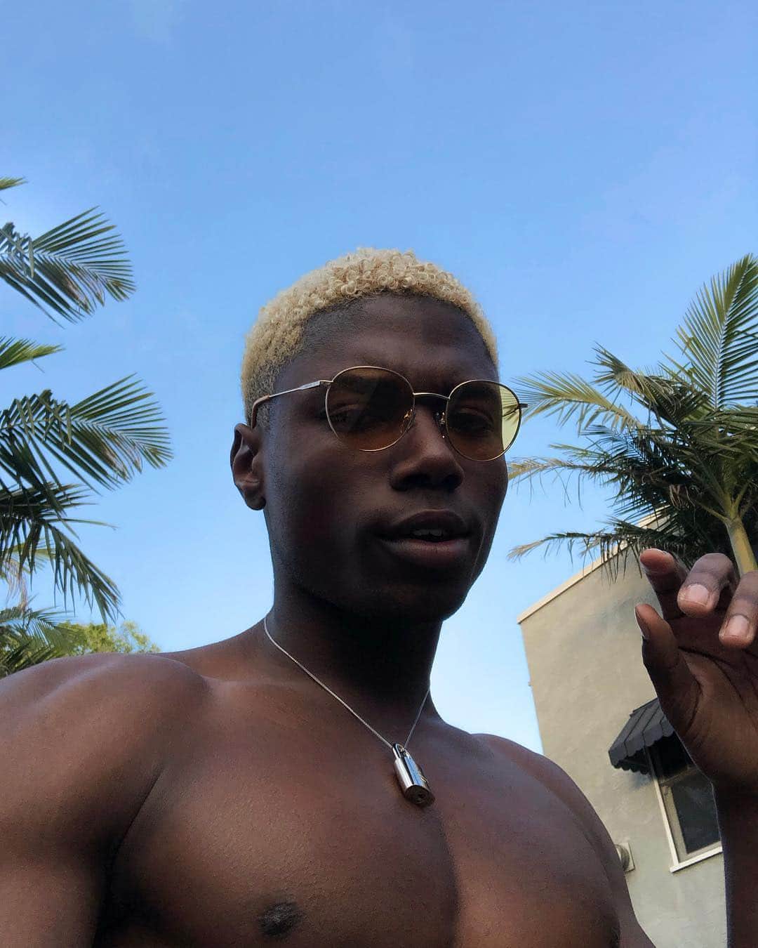 のインスタグラム：「#SunglassesDay self portrait 📷 ⠀⠀⠀⠀⠀⠀⠀⠀ @okdeon shares how he's celebrating the day with #CALVINKLEIN ⠀⠀⠀⠀⠀⠀⠀⠀ Tap to shop ↑ and share yours with us ➡️ #MYCALVINS」