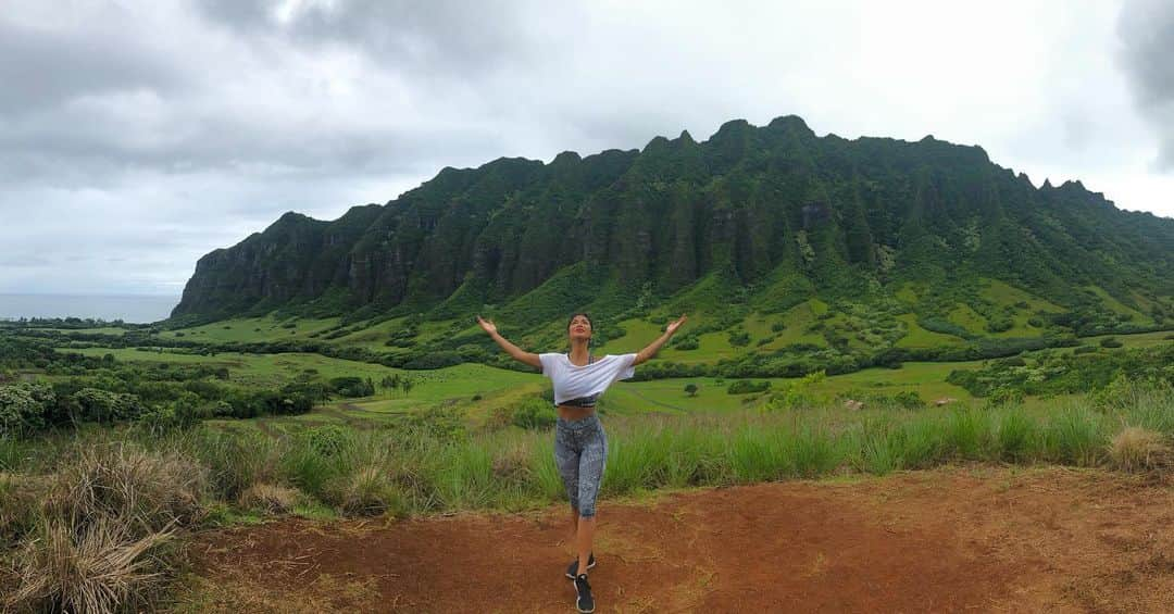 ニコール・シャージンガーさんのインスタグラム写真 - (ニコール・シャージンガーInstagram)「My heart is grateful ♥️ as I am back home, connecting with the aina, our island. I am so blessed to be able to share this with my ohana, my family. This preserved land is so important to us Hawaiians. Her beauty reigns and we are taking all the mana, power in today!🙏🏽🙌🏽 #kualoa #kualoaranch」6月28日 2時54分 - nicolescherzinger