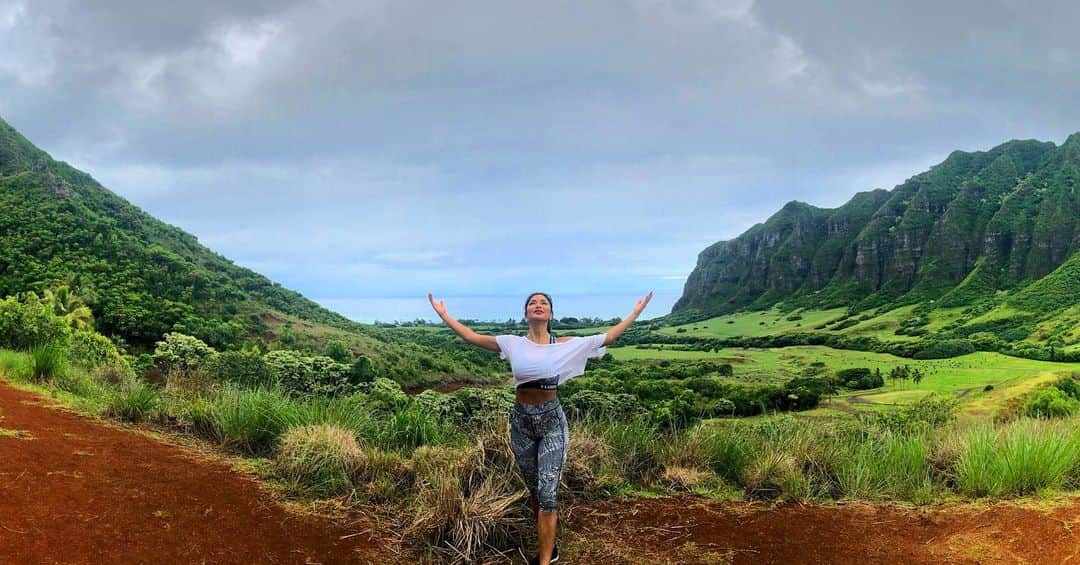 ニコール・シャージンガーさんのインスタグラム写真 - (ニコール・シャージンガーInstagram)「My heart is grateful ♥️ as I am back home, connecting with the aina, our island. I am so blessed to be able to share this with my ohana, my family. This preserved land is so important to us Hawaiians. Her beauty reigns and we are taking all the mana, power in today!🙏🏽🙌🏽 #kualoa #kualoaranch」6月28日 2時54分 - nicolescherzinger