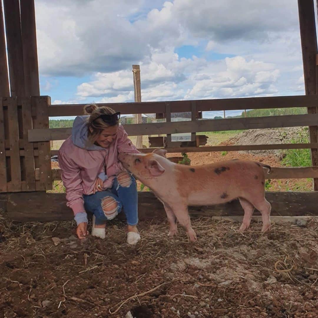 のインスタグラム：「This is Tom Jones...she’s the sweetest/stinkiest girl I’ve met ❤️ yes the @thedudesonsofficial gave her a boys name but it’s 2019 and she can have whatever name she wants and OWN IT 🐷 she makes happy.」