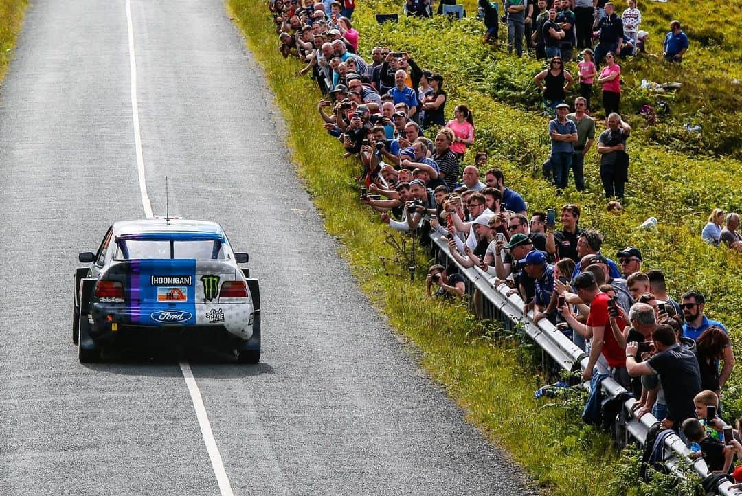 ケン・ブロックさんのインスタグラム写真 - (ケン・ブロックInstagram)「One of the things that made the Donegal Rally such a great and welcoming event to myself and @AlexGelsomino was the overall atmosphere. Between the lovely Irish countryside scenery, the roads, the other competitors, the organizers and the fans, it really made an amazing impression on @AlexGelsomino and myself. Enjoy this gallery as an example, and click the link in my bio to see the new YouTube episode about the rally. Photos by @mckleinphotography. #DonegalRally #CossieWorldTour #BlockEscortCossieV2」6月28日 3時05分 - kblock43